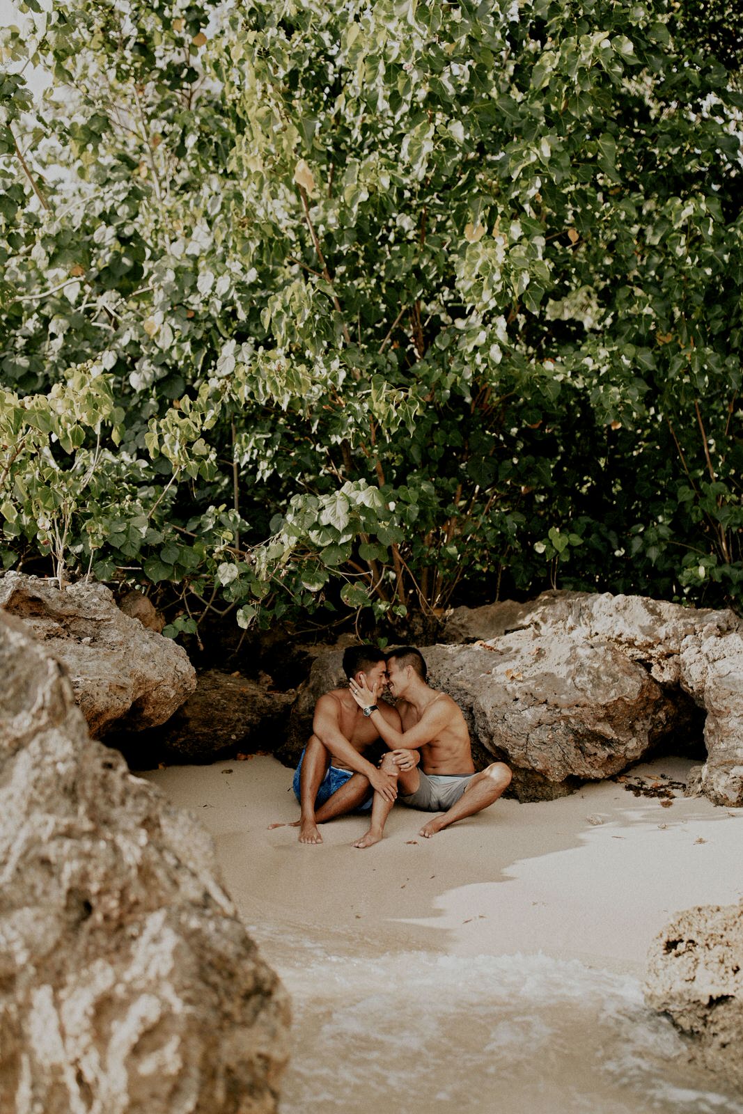 Lovers Tucked in Hawaii by Savannah Le Photo